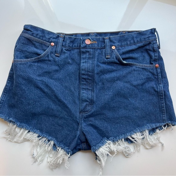 Wrangler High Waisted Raw Hem Distressed
Denim Jean Shorts- Size 10 - Picture 3 of 11
